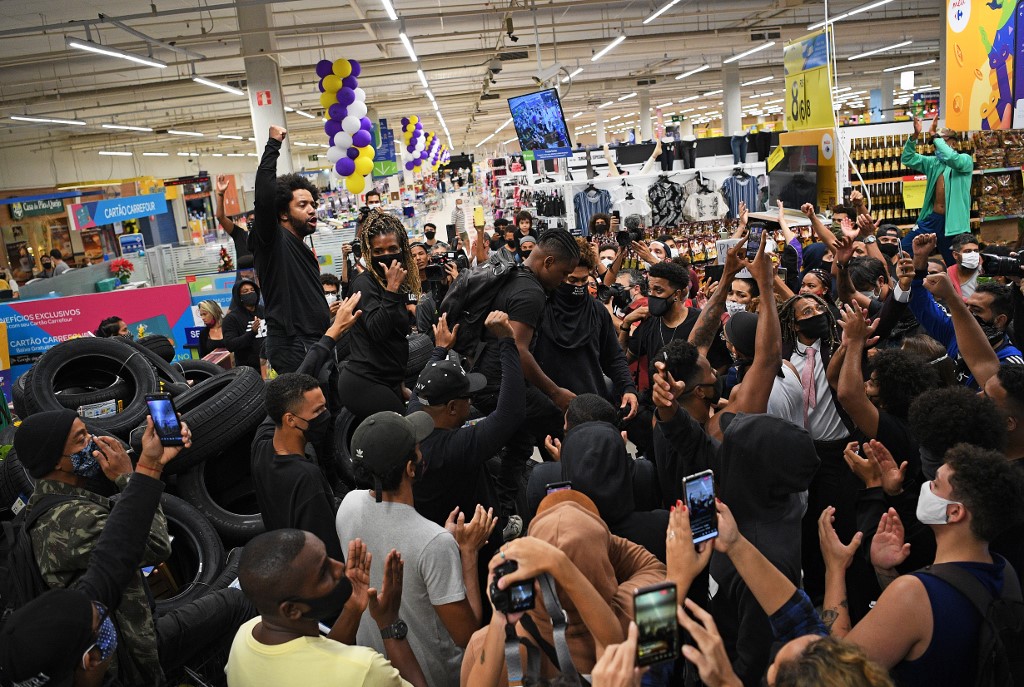 Manifestantes protestam contra o racismo em loja do Carrefour no Rio de Janeiro