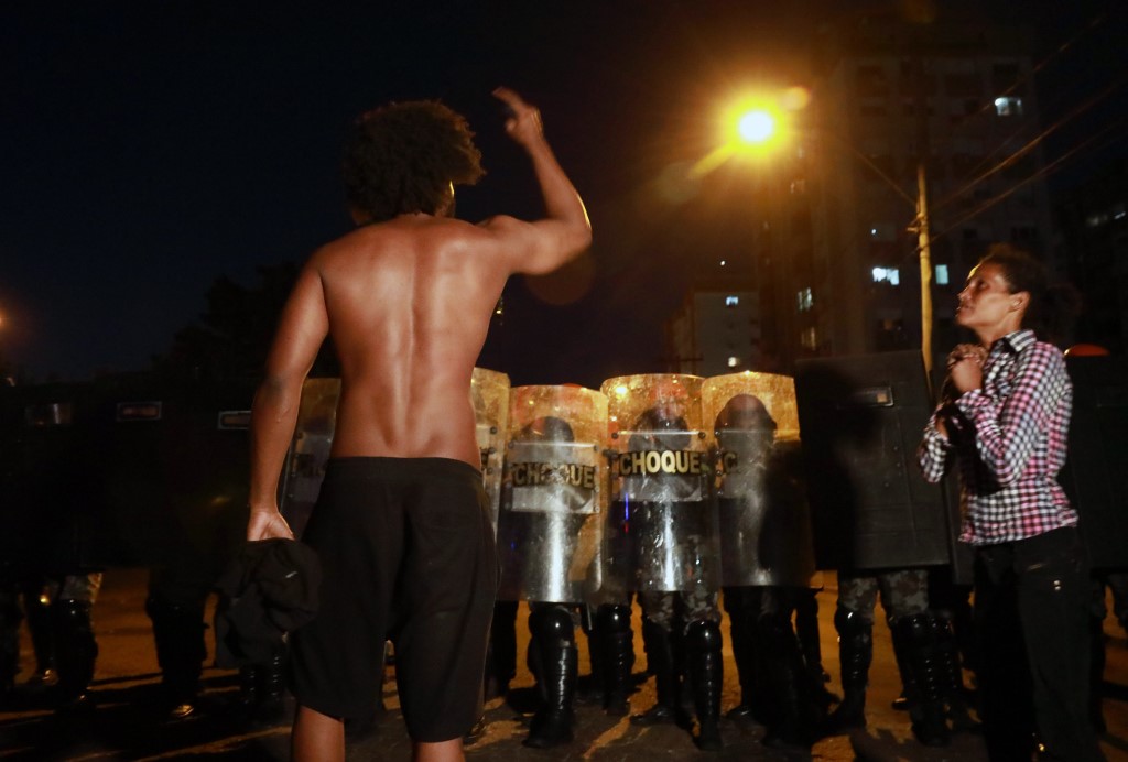 Manifestante confronta polícia em Porto Alegre