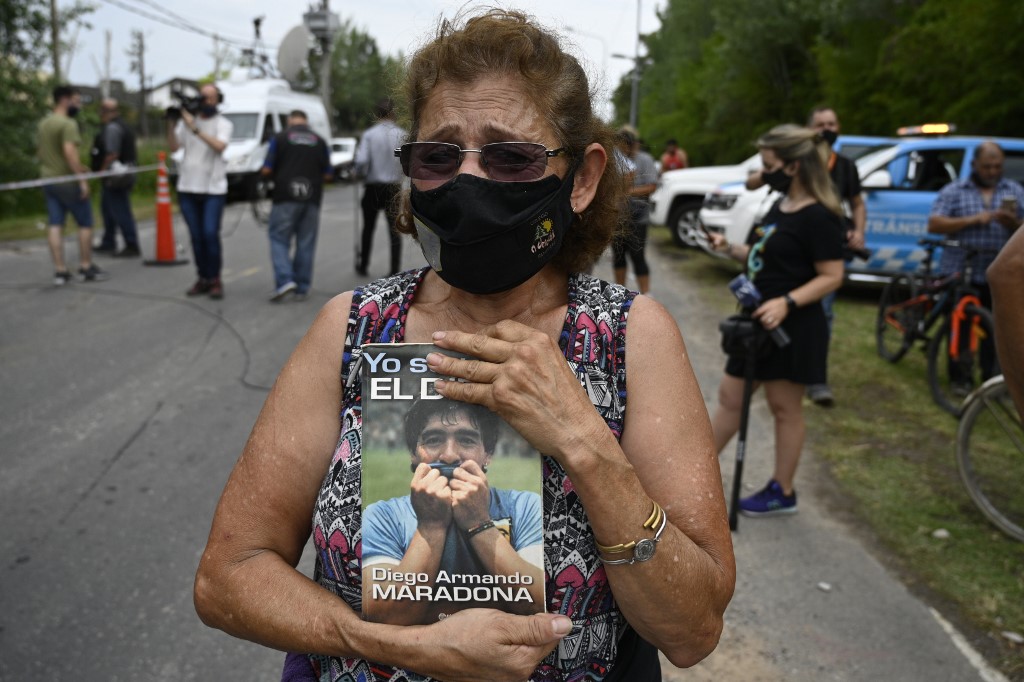 Argentinos vão à Casa Rosada para o velório de Maradona