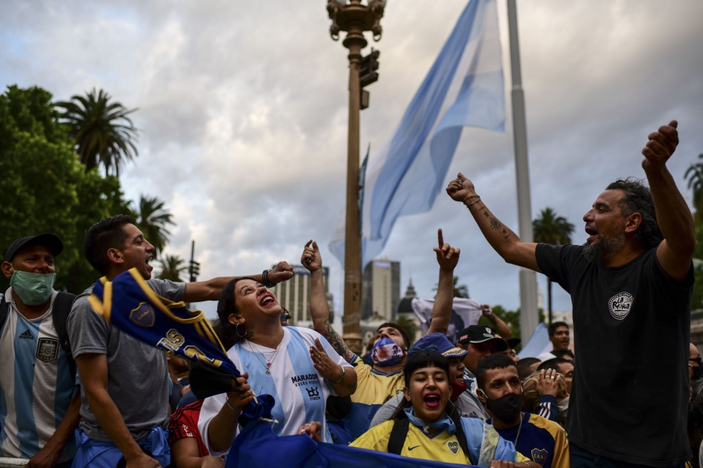 Multidão se concentra em frente à Casa Rosada