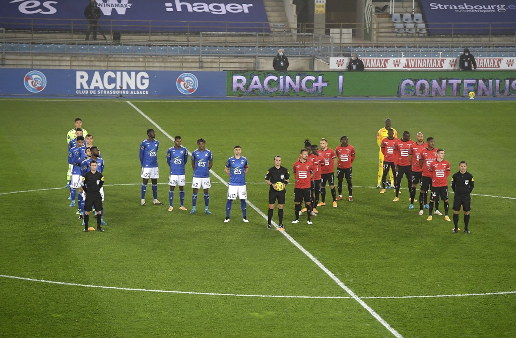 Jogadores fazem minuto de silêncio para homenagear Maradona, no estádio Meinau, em Estrasburgo, leste da França