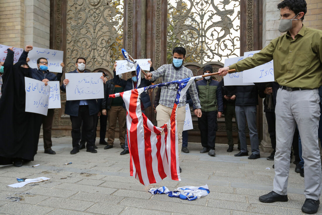 Estudantes da força paramilitar Basij, do Irã, queimam bandeiras dos EUA e de Israel