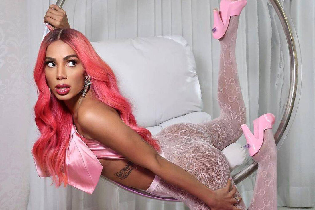 Anitta faz ensaio em rosa