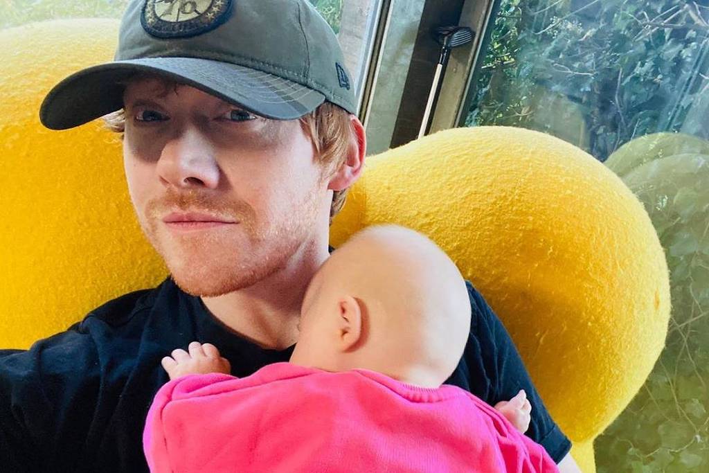 Rupert Grint estreia no Instagram com foto segurando a filha