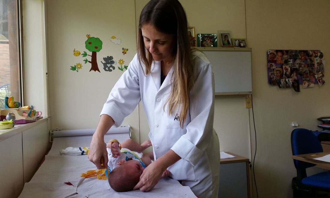 Médica e paciente bebê