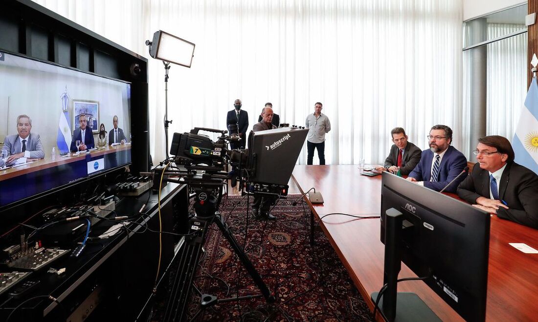 Jair Bolsonaro em reunião com o presidente da Argentina, Alberto Fernández