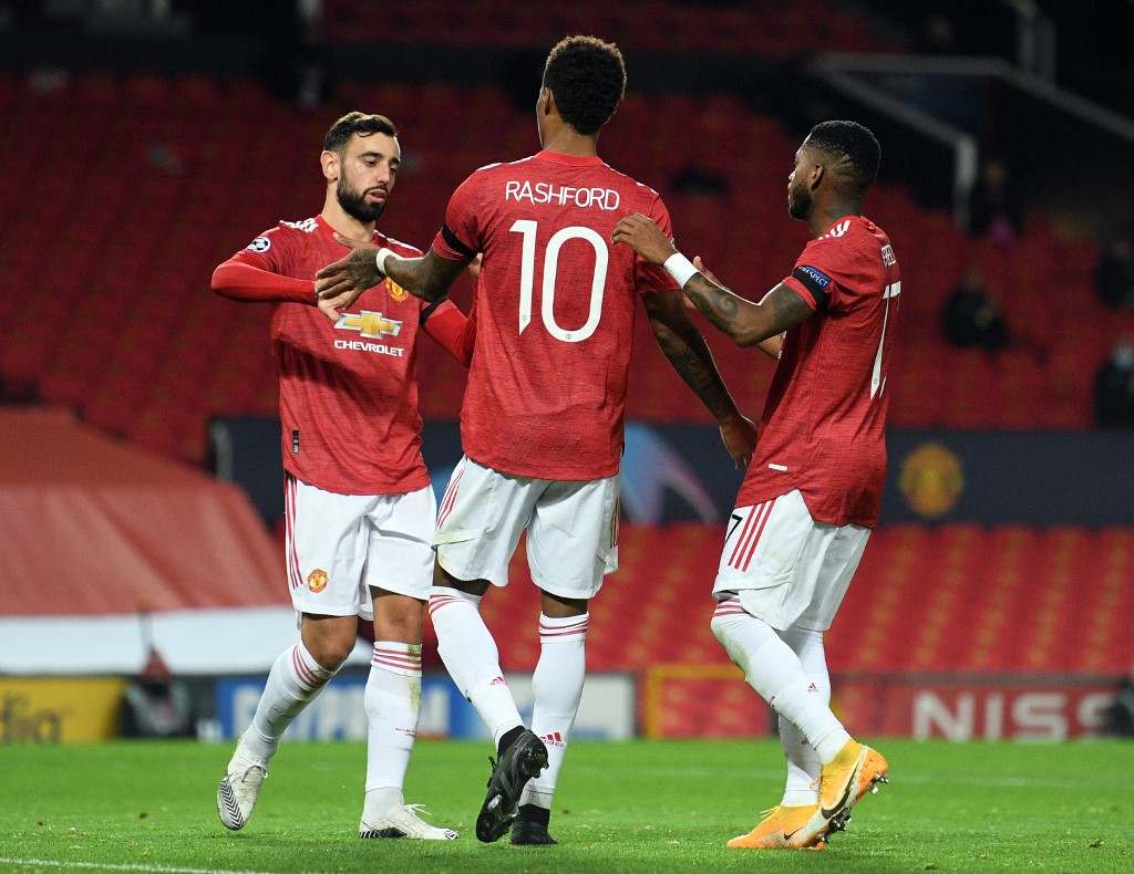 Bruno Fernandes (esq) comemora gol com Rashford (cen) e Fred (dir)