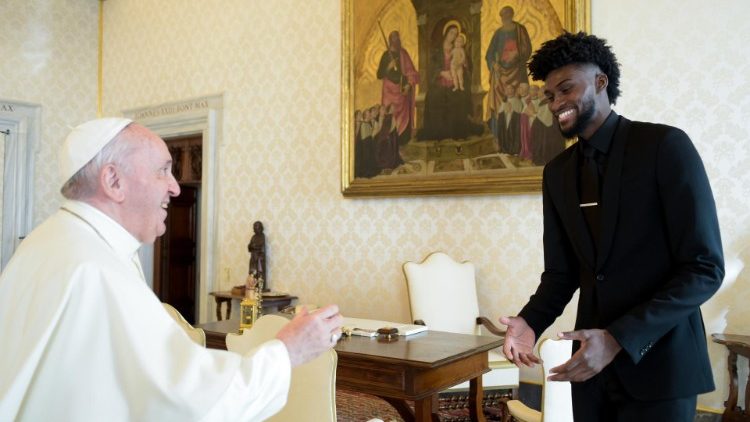 Papa Francisco e Jonathan Isaac