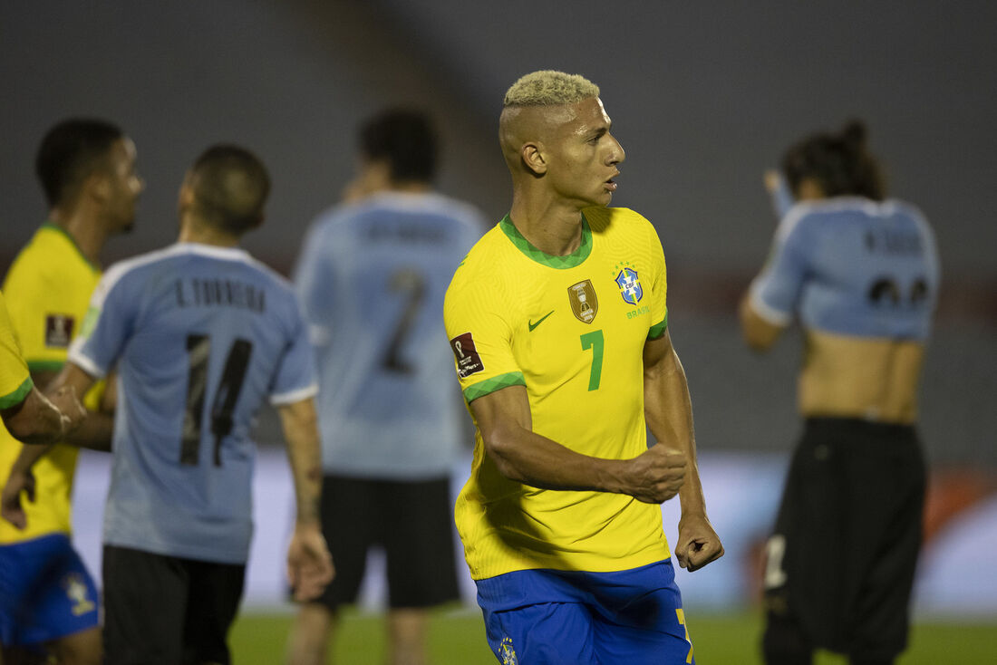 A Associação Uruguaia de Futebol (AUF) revelou que dois jogadores e cinco membros da delegação testaram positivo para o novo coronavírus