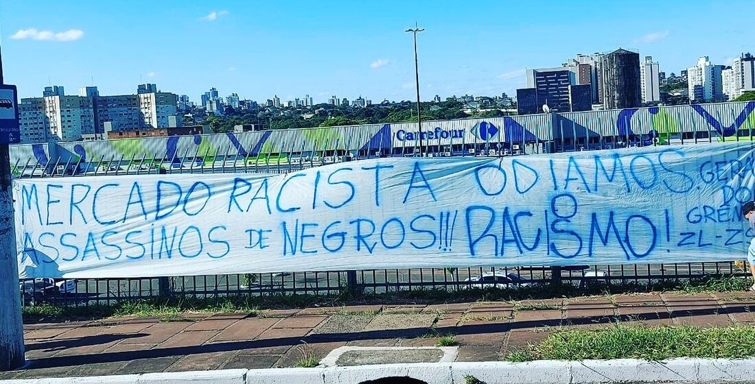 Faixa de integrantes da Geral do Grêmio posta em frente ao Carrefour da zona leste de Porto Alegre