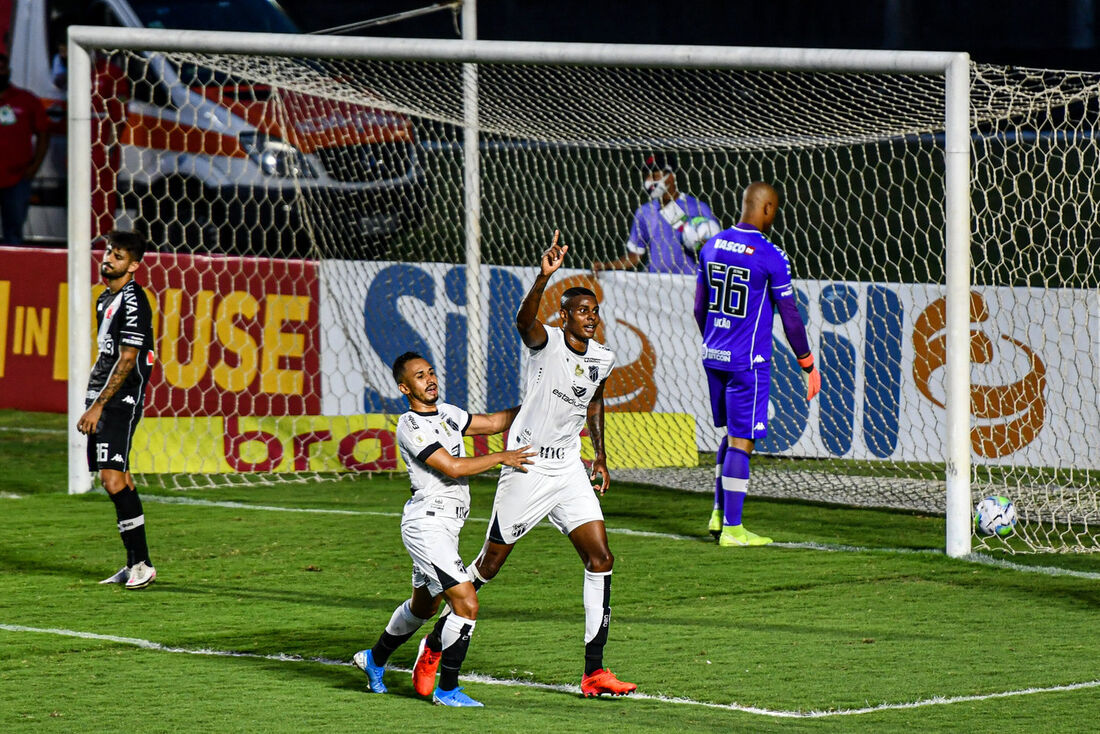 Jogadores do Ceará comemoram gol diante do Vasco