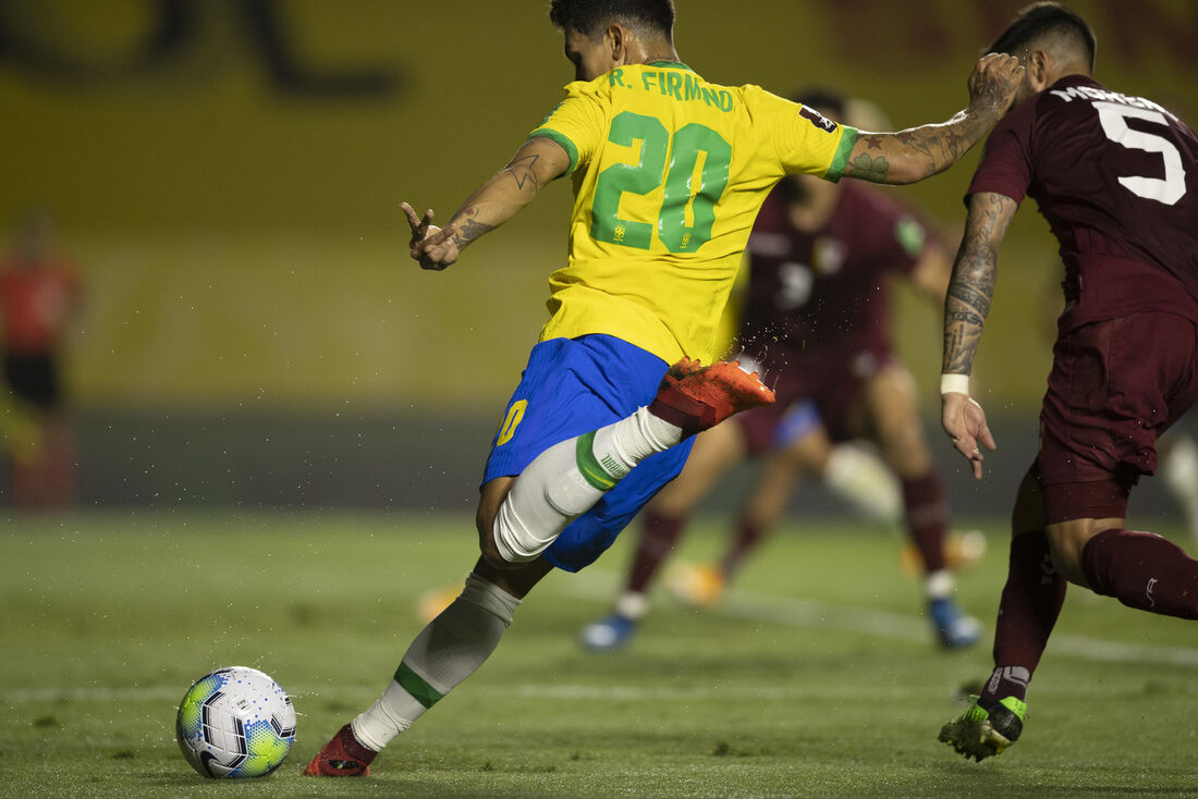 Artilheiro do Brasil com três gols, Firmino estará em campo diante do Uruguai