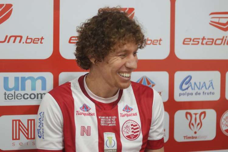 Versátil defensivamente, Renan Foguinho diz não ter preferências onde