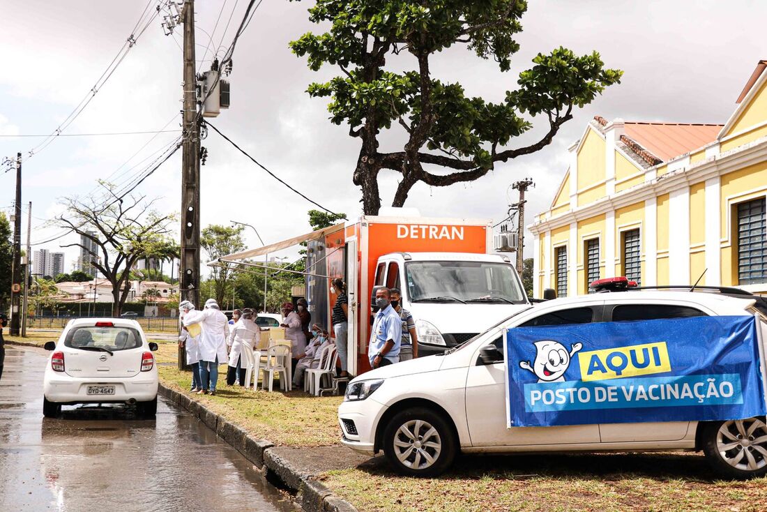 Pontos de vacinação são montados na cidade