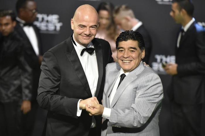 Infantino ao lado de Maradona em premiação da Fifa