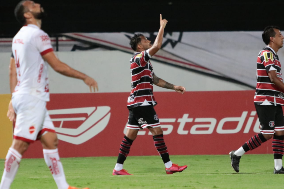 Lourenço comemorando gol pelo Santa Cruz