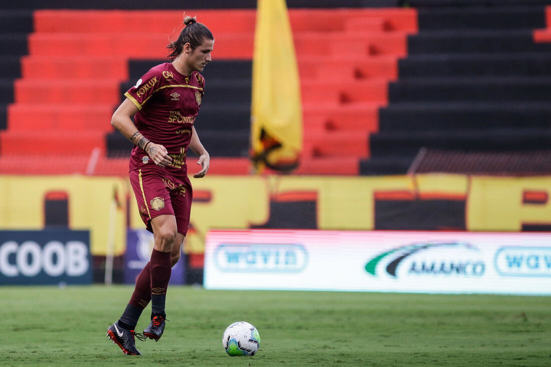 Maidana em ação contra o Vasco, na Ilha do Retiro