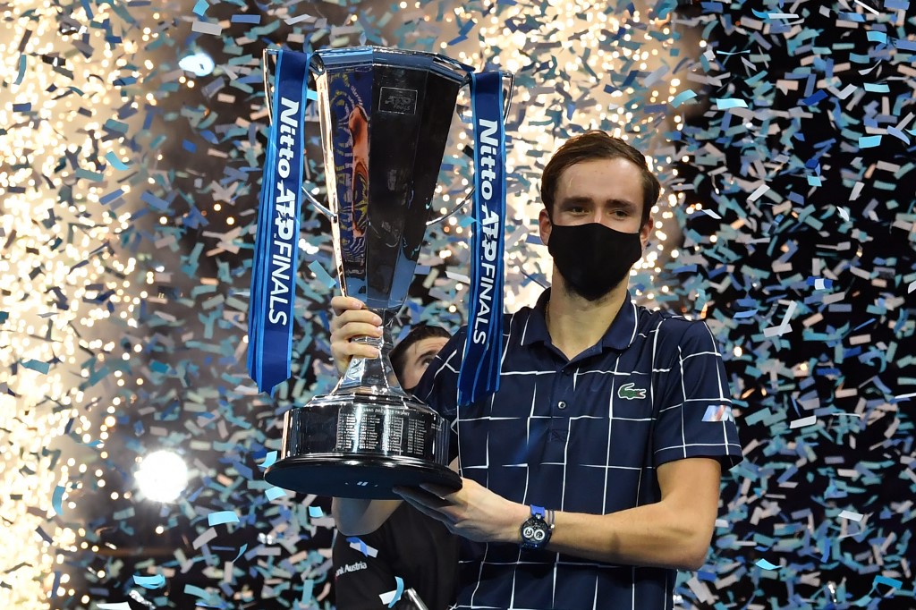 Medvedev com o troféu de campeão do ATP Finals