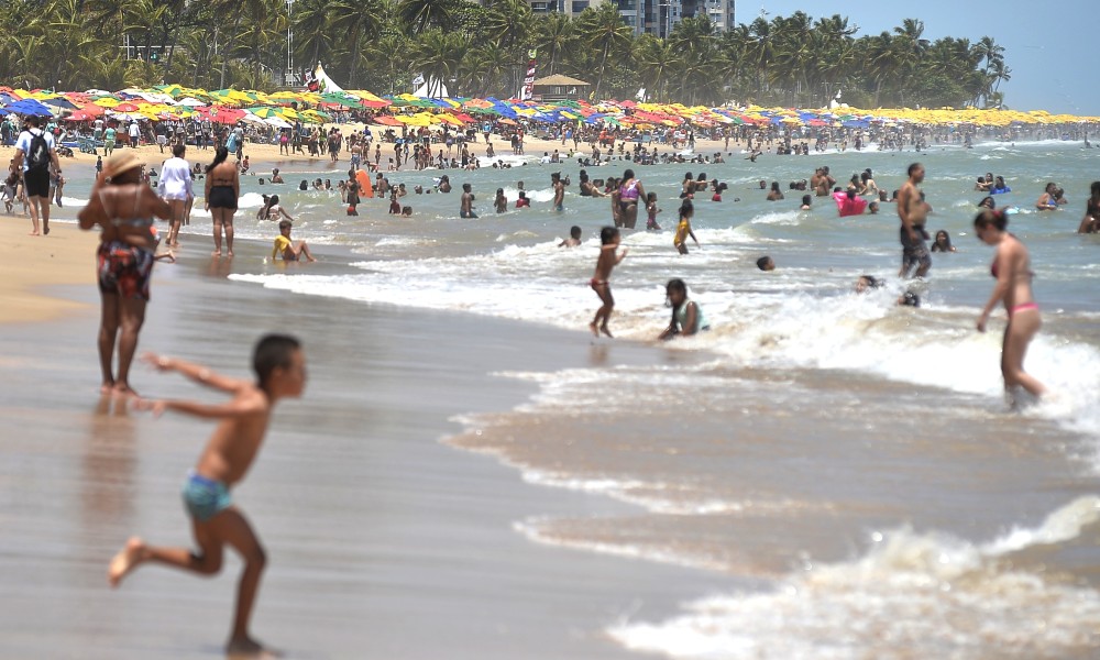 Praia de Boa Viagem ficou cheia neste domingo (8)