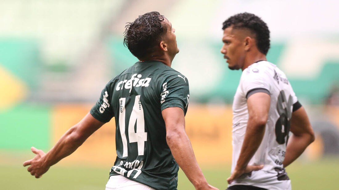 Scarpa marcou o primeiro gol do Palmeiras no jogo