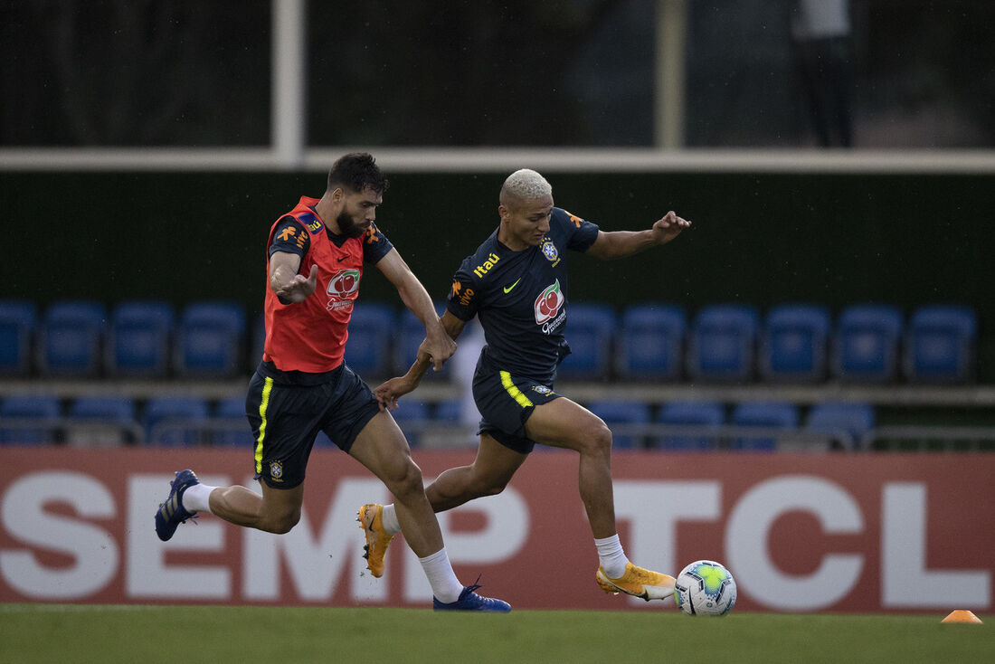 RIcharlison (dir) disputa bola com o zagueiro Felipe (esq) durante treino desta quarta (11)