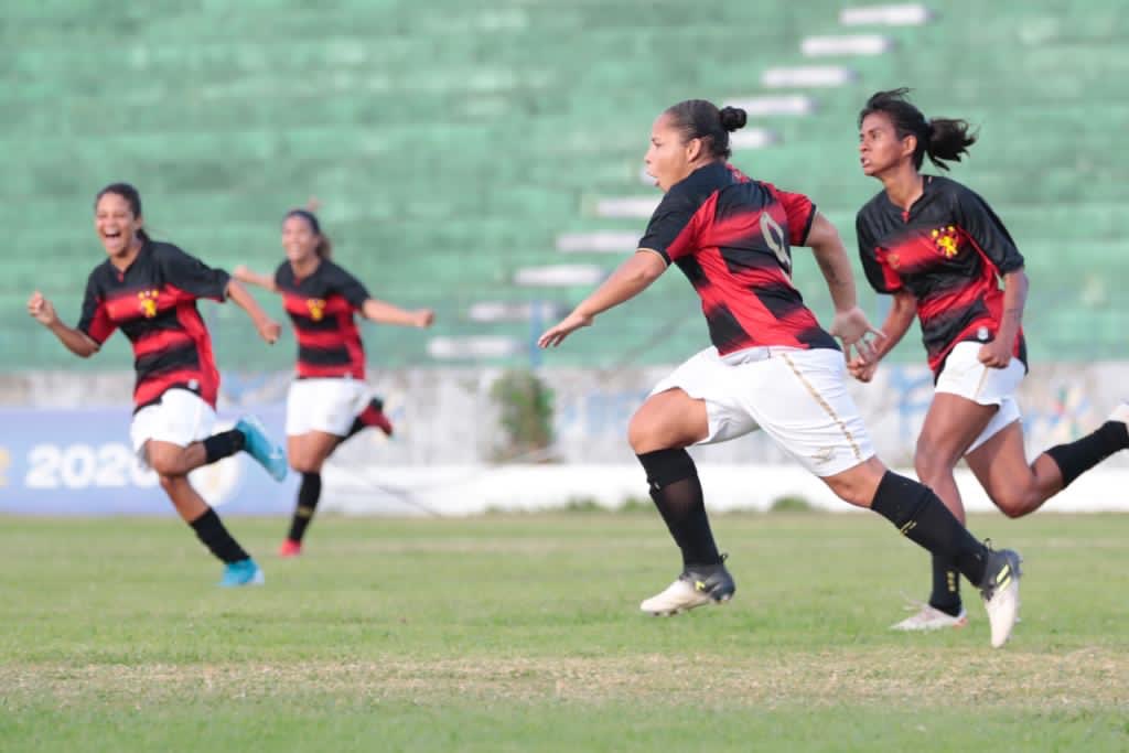 Bea comemora o único gol da partida