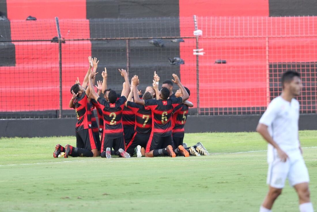 Jogadores do sub-20 comemoram um dos gols da vitória sobre o Santos