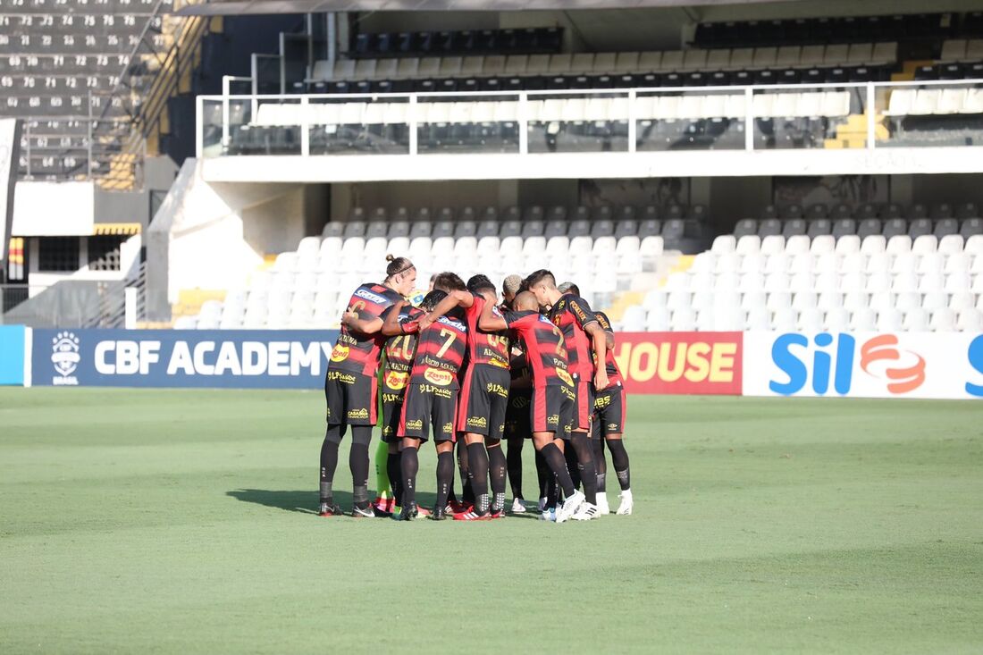 Jogadores do Sport durante jogo contra o Santos