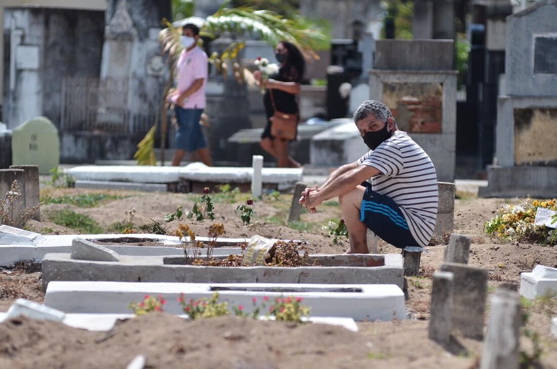 Visitante com máscara no Cemitério de Santo Amaro