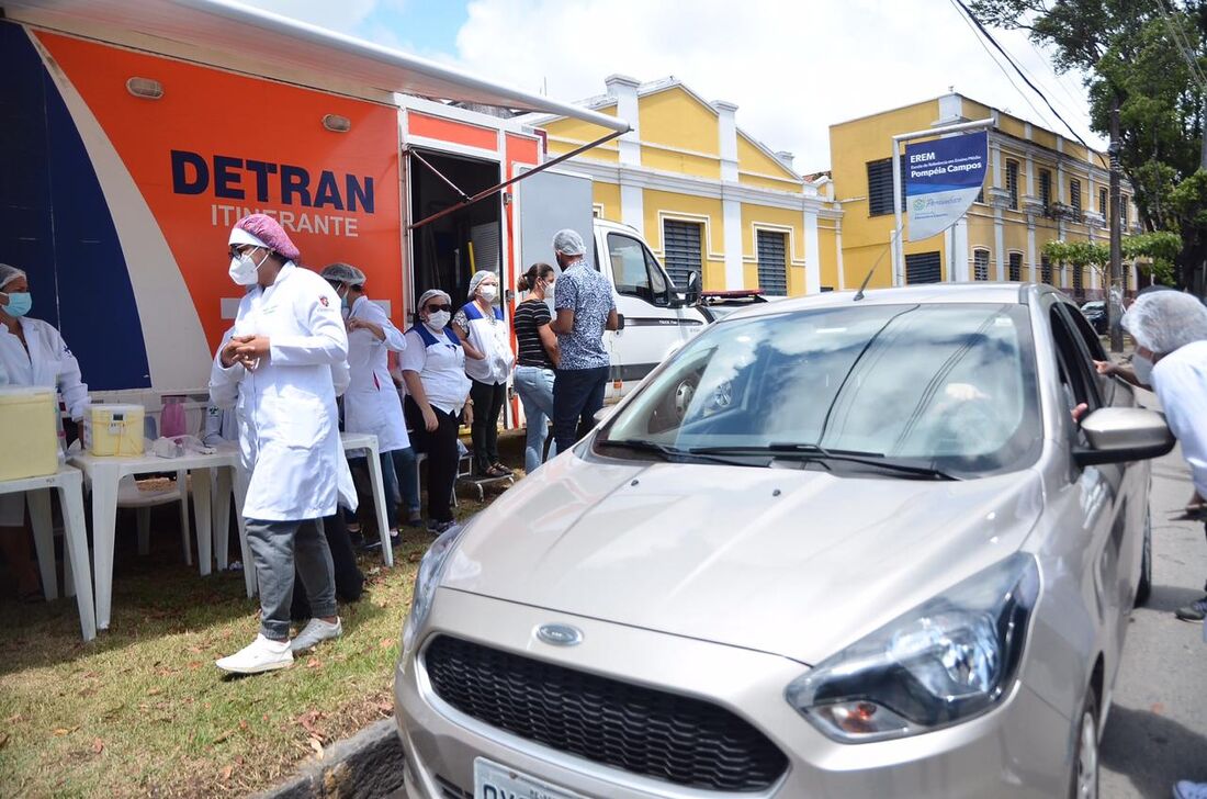 Vacinação de crianças contra poliomielite