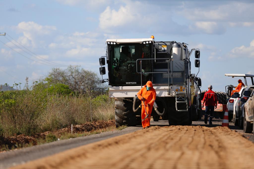 Obras em rodovias do Sertão pernambucano