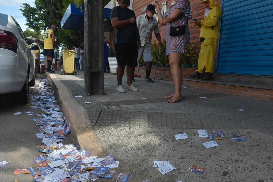 Ruas sujas com santinhos nas Eleições Municipais 2020