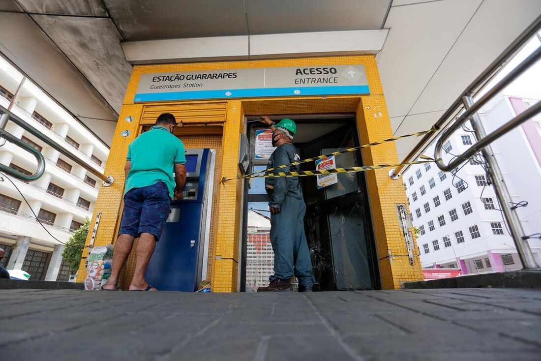 Conserto em estação BRT no Recife