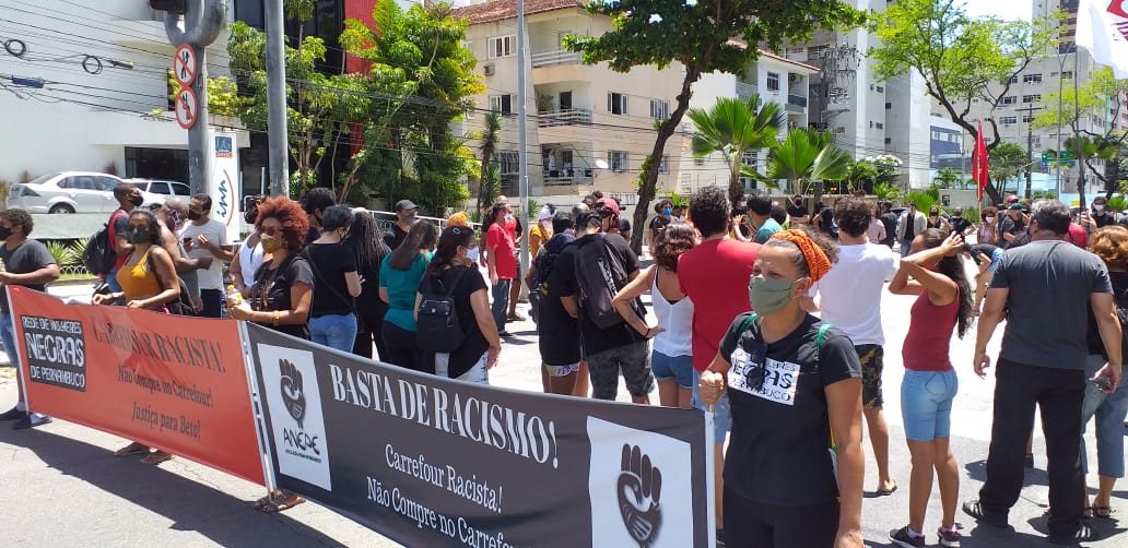 Protesto reuniu manifestantes em frente ao Carrefour de Boa Viagem