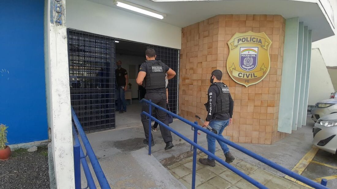 Material apreendido pelos policiais é levado para o Dracco, no Recife