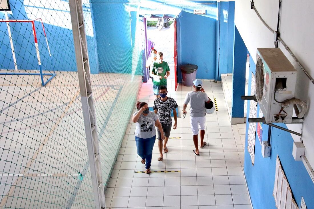 Votação no Colégio 2001, em Jardim São Paulo, na tarde deste domingo de eleição.