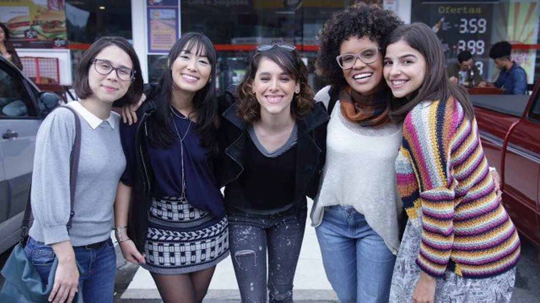 Bene (Daphne Bozaski) Tina (Ana Hikari) Ellen (Heslaine Vieira) Lica (Manoela Aliperti) e Keyla (Gabriela Medvedovski) em 'As Five'