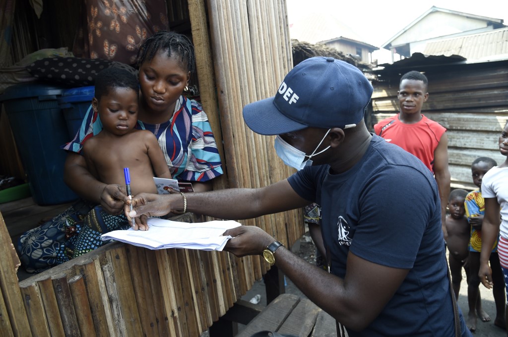 Programa Alimentar Mundial distribui mantimentos em Lagos, na Nigéria