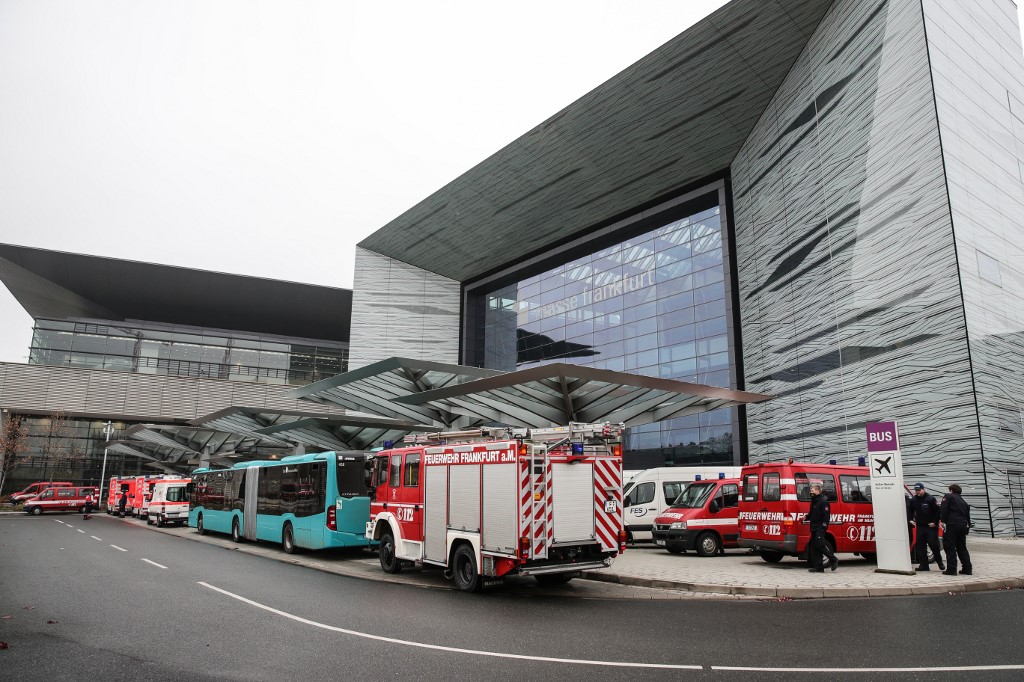 Ambulâncias e caminhões de bombeiros no oeste da Alemanha, para onde as pessoas da área de Gallus foram evacuadas