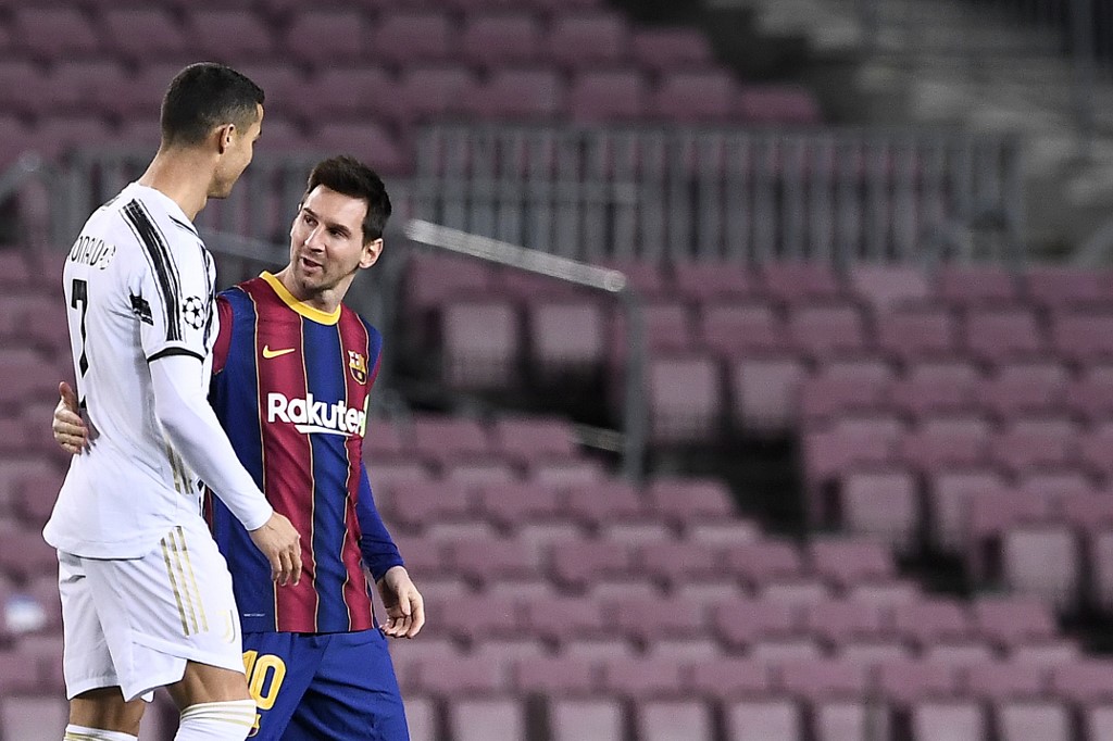 Cristiano Ronaldo e Messi se enfrentaram em jogo da Champions League