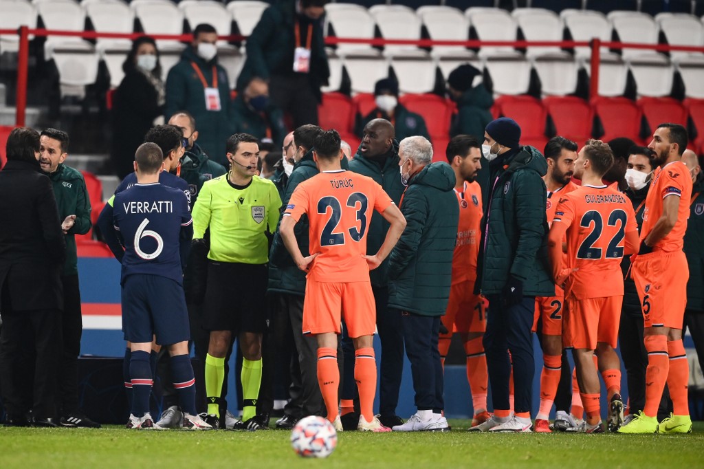 Jogadores de PSG e Istabul Basaksehir após confusão durante a Liga dos Campeões