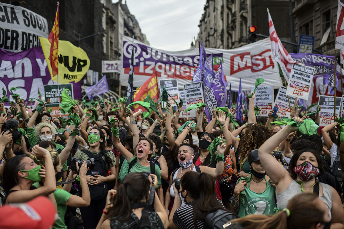 Atividtas pro-aborto na Argentina comemorando a aprovação da lei na Câmara