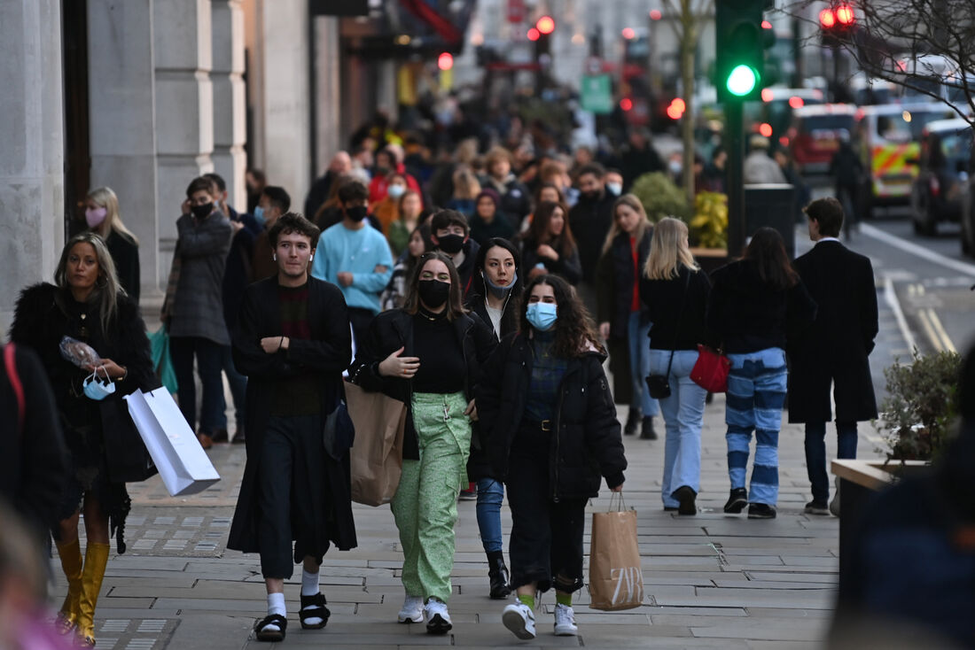 Pedestres fazendo compras em Londres, durante pandemia do Covid-19