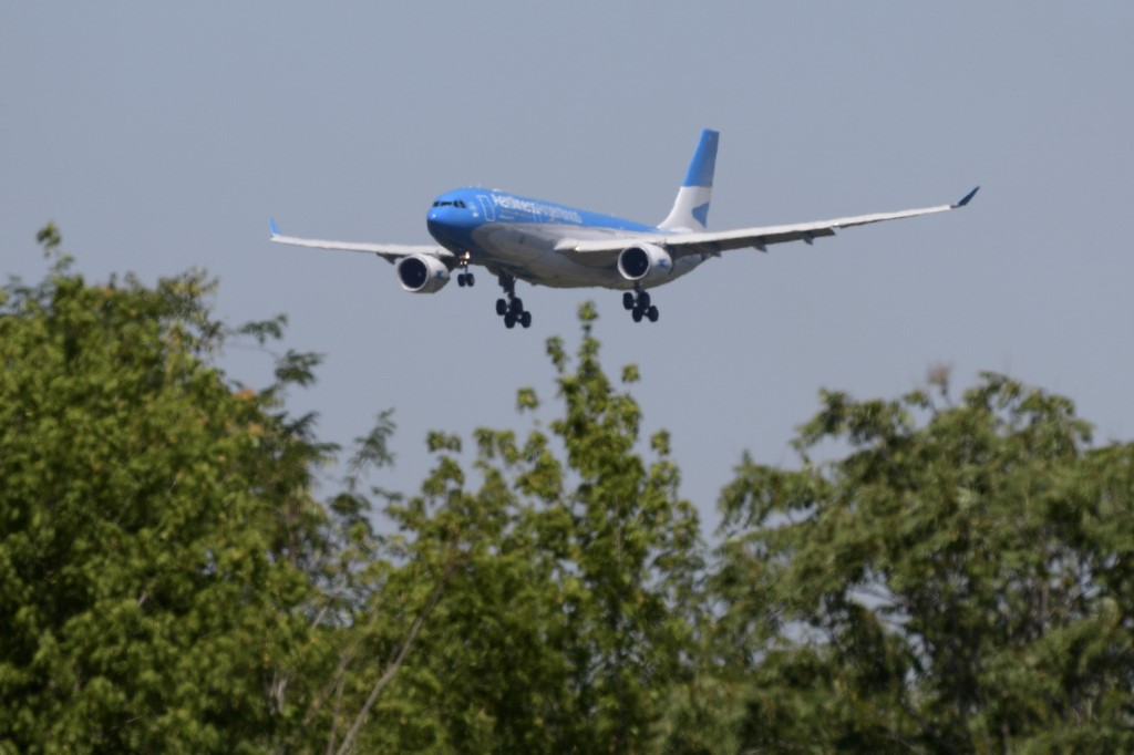 Chegada de avião da Aerolíneas Argentinas no Aeroporto de Buenos Aires