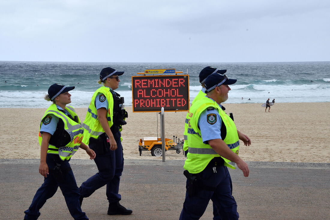 Policiais em praia de Sidney, Austrália