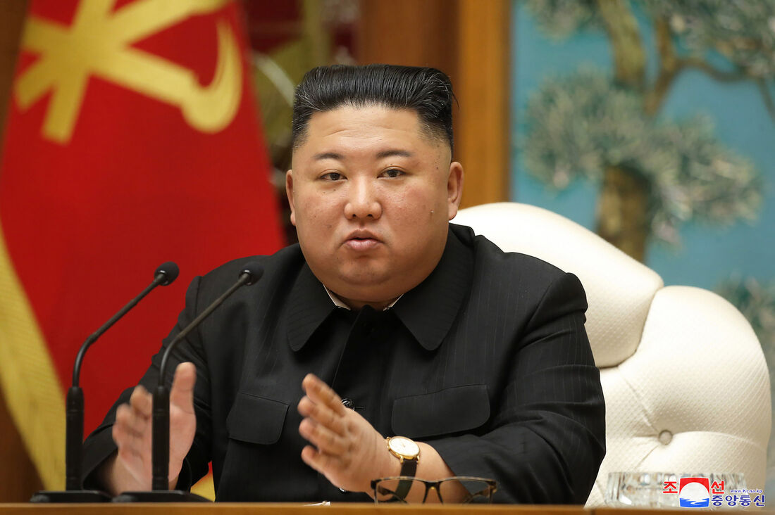 O líder norte-coreano Kim Jong Un esteve em uma reunião do gabinete político sobre os preparativos para o evento