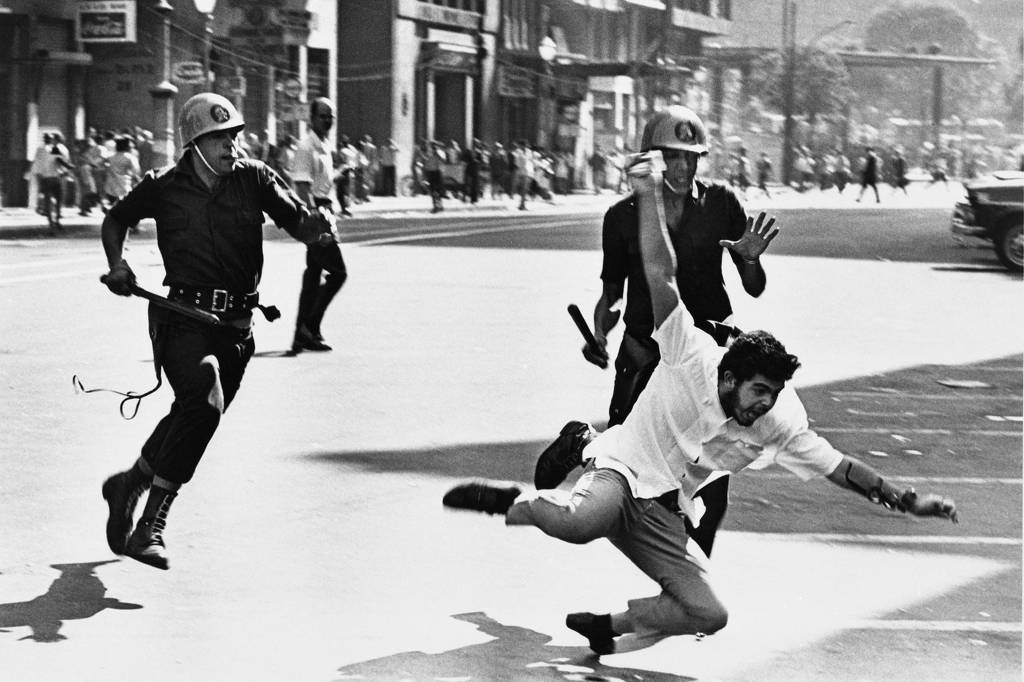 Estudante é perseguido e atingido por policiais durante a chamada 'sexta-feira sangrenta', no Rio, em 1968