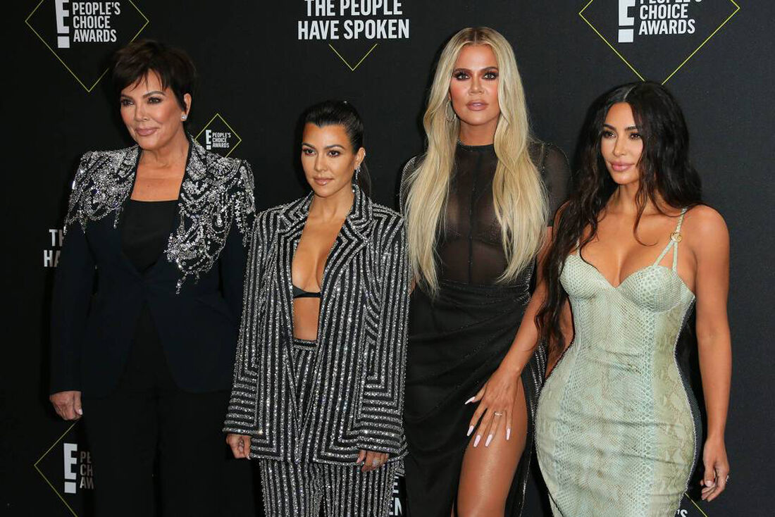 Kris Jenner, Kourtney Kardashian, Khloe Kardashian e Kim Kardashian na 45º edição do E! People's Choice Awards em 2019 -