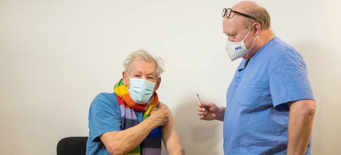 O ator Ian McKellen recebeu a vacina Pfizer-BioNTech, contra a Covid-19, em Londres.