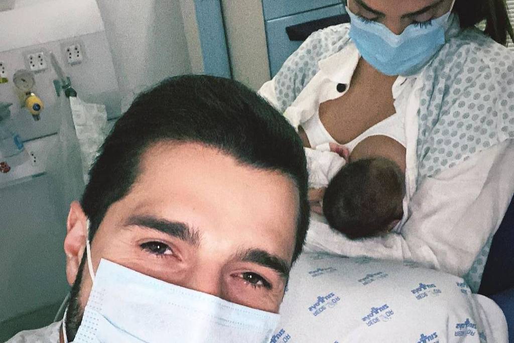 Alok postou uma foto ao lado da esposa e da filha, no hospital